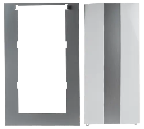 Grau lackierte Frontverkleidungen von Wolf für ein Split-Klimagerät, eine mit vertikaler Metallstruktur, eine als Rahmen ohne Füllung.